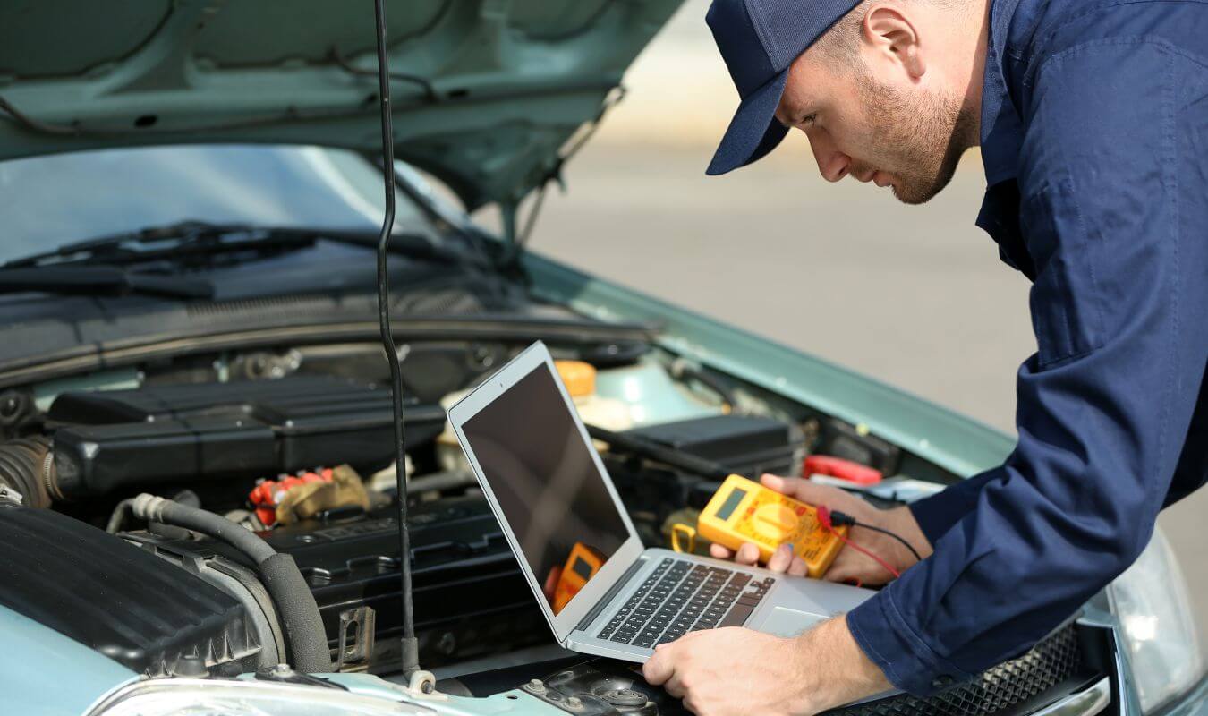 Homme effectuant un contrôle technique automobile