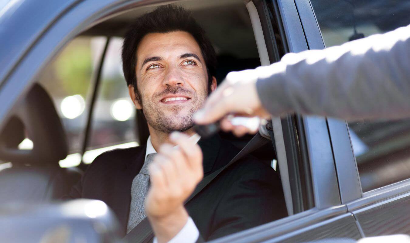 Homme recevant les clefs de sa voiture de fonction